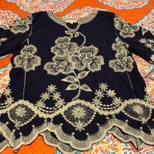 Blouse with quarter sleeves with embroidered flowers